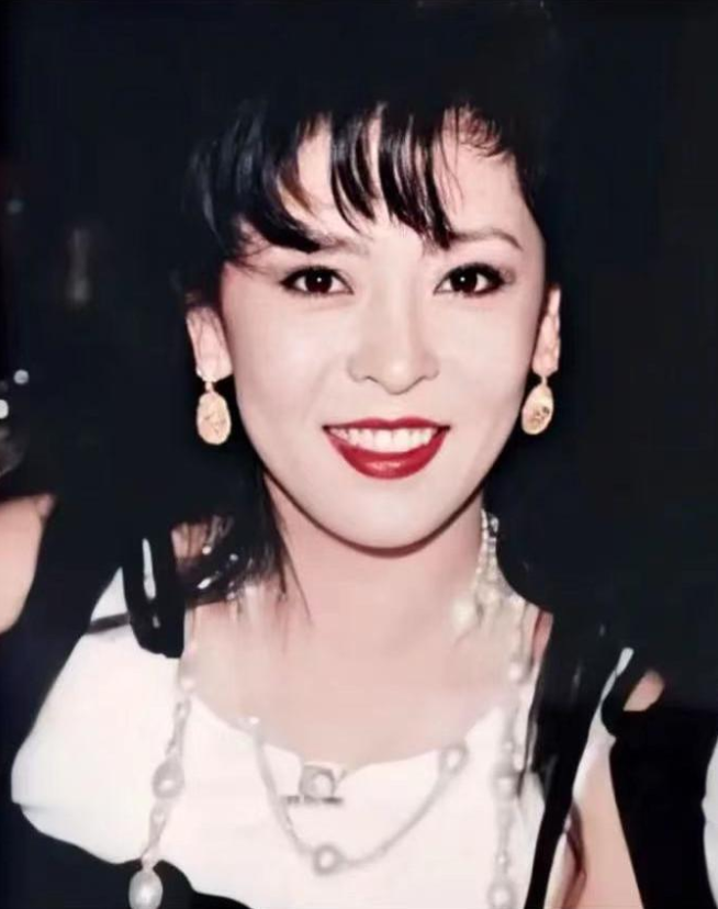 胡睿|郭碧婷婆婆与8位友人同框!一袭印花裙庆祝64岁,不站C位依然抢镜