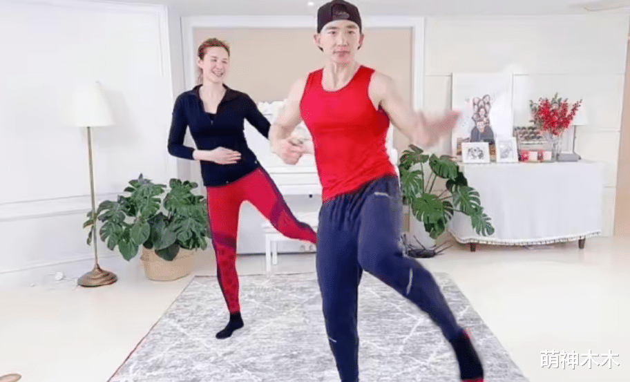 刘畊宏|超好笑!刘畊宏直播因胸肌太大被误判禁播,无奈穿羽绒服画面搞笑