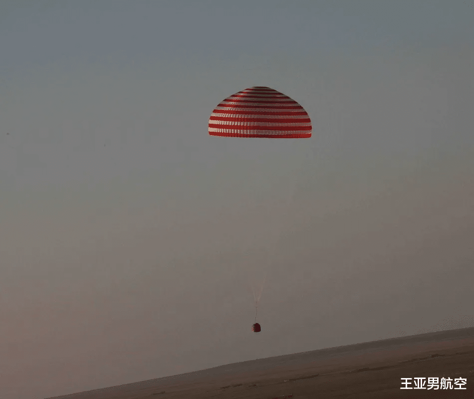 神舟十四落地,两人带锯子冲向飞船:中国航天“大刀队”上阵