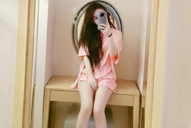 美女网红直播中出现睡衣男,急忙向网友澄清:水管工人
