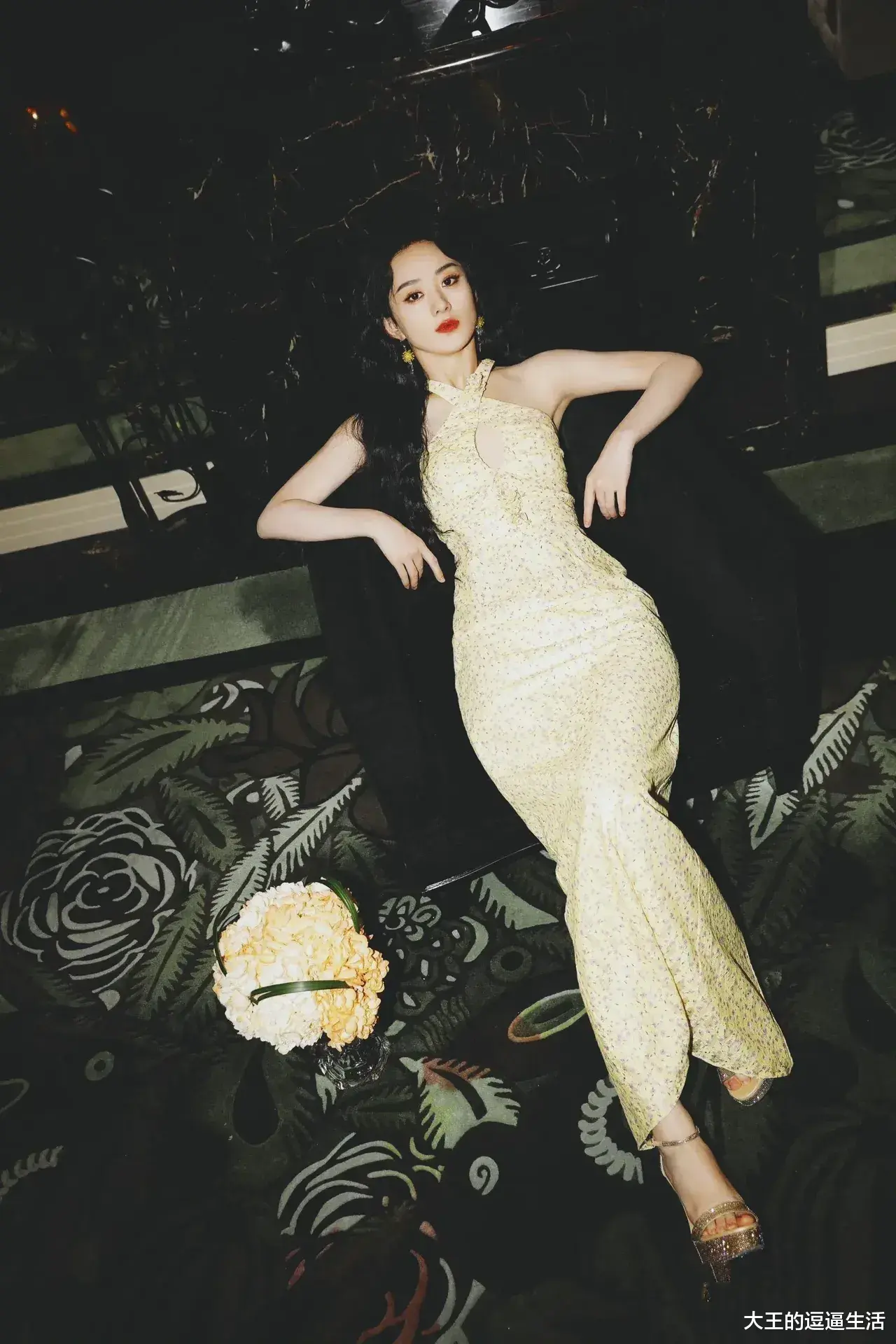 赵丽颖|赵丽颖终于“任性”一回，穿黄色碎花惊艳亮相，秀出纤细小蛮腰。