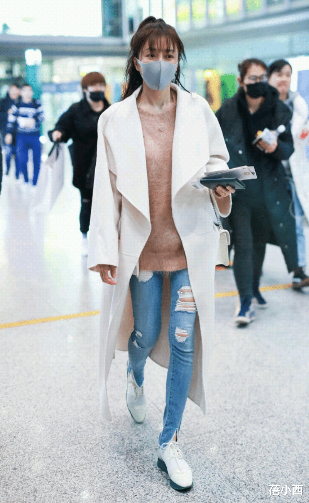 秦岚|“秦岚”的气质真开挂了,穿驼色大衣配小白裤走机场,时髦又高级