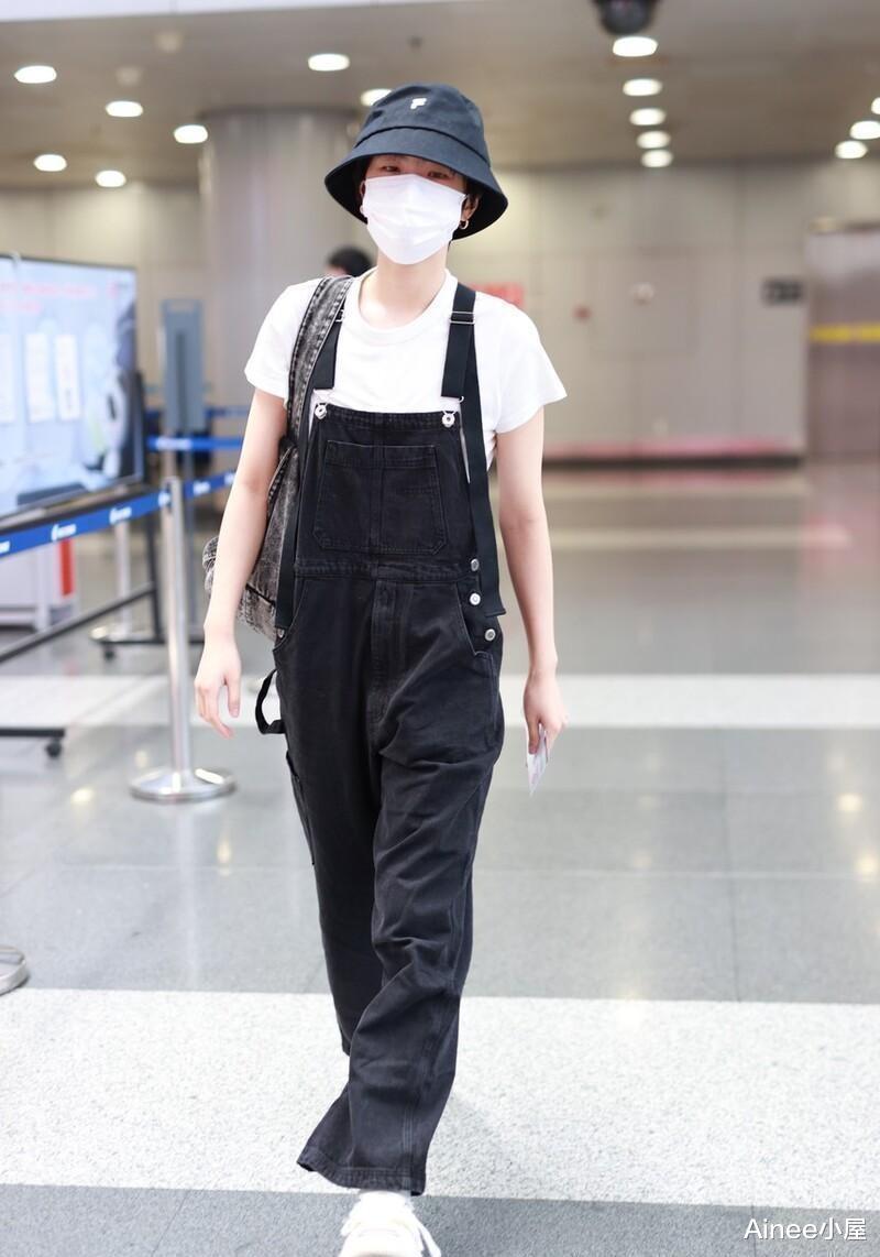 穿衣搭配 姚安娜私下穿衣不张扬，T恤配背带裤挺少女，短发显出个性