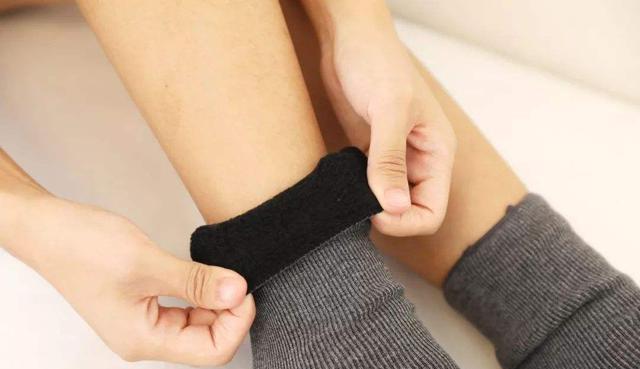 鸡蛋|穿袜子睡觉，对身体“是好是坏”？中医是怎样看待的？不妨参考下