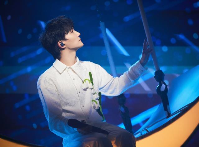 周深|周深夏日歌会,全程关闭打赏功能,一口气连唱13首歌曲,人气登顶