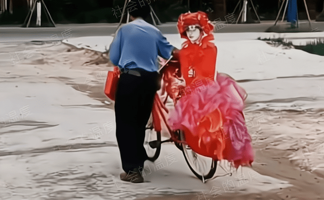 妻子去世多年,丈夫为缓解伤痛扎纸人四处游荡,村民吓得不敢出门