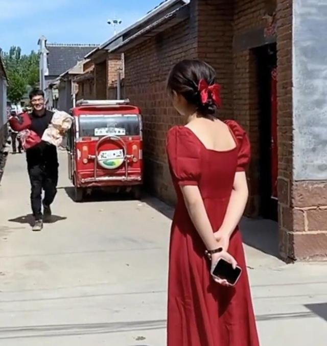 “这是闹哪样?”山东小伙拿两束花订婚,分别送给女友和丈母娘