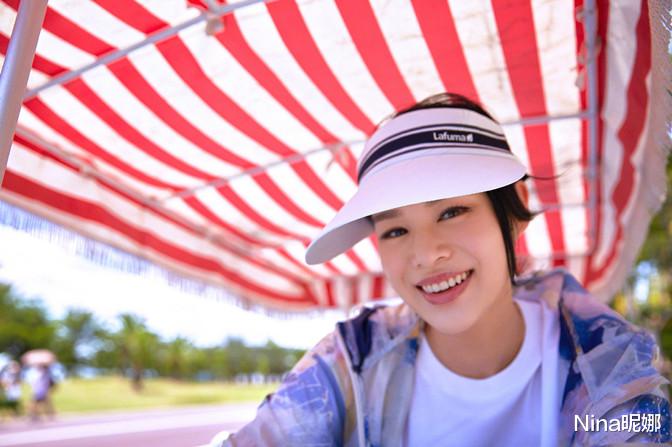 西装 终于不用做陪衬！胡杏儿上浪姐3真空穿西装剪超短发，形象大变样