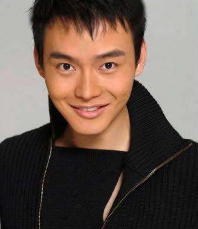 侣皓吉吉|侣皓吉吉：毁容后父亲海岩心疼，被强捧的“太子”，当导演终出名