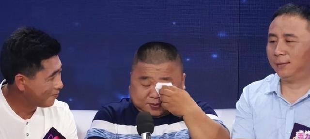崔光兴身高1米2,结婚后帮2个弟弟娶媳妇,一家10口住别墅不分家