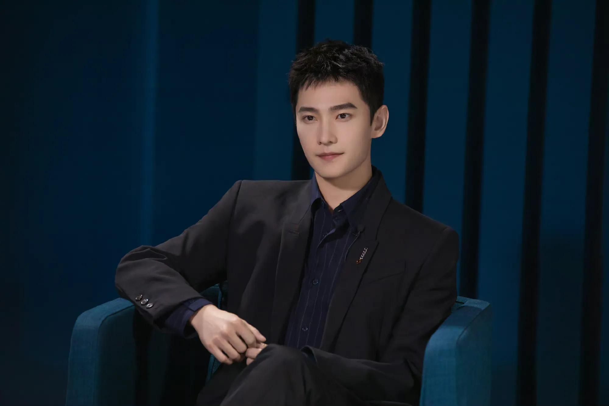 杨洋|杨洋黑西装真帅气，身材挺拔有型，怪不得深受奢牌宠爱