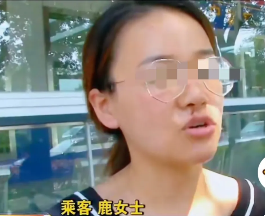 女子称自己是本地人,坐网约车朝司机吐口水,结果踢到了铁板上