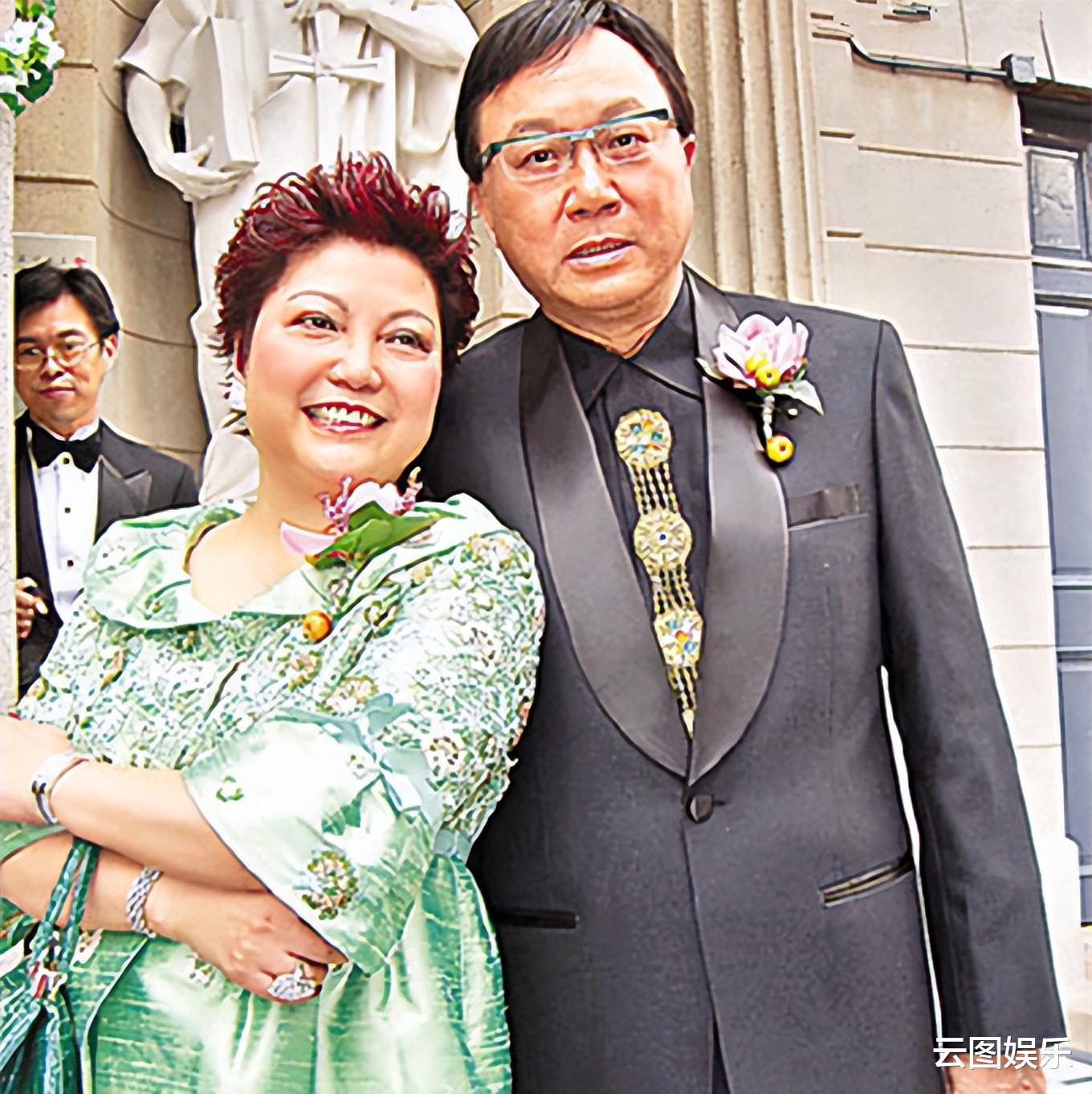 许冠杰|歌神许冠杰参加家族聚会，与俩哥哥同框太开心，一屋混血儿很抢镜