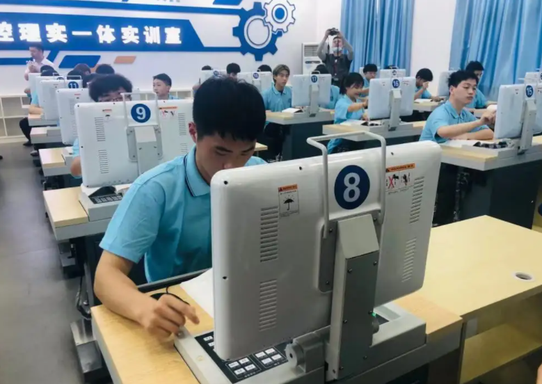河南一职校女生遭三人霸凌,自扇耳光,血流满地,施暴人均未成年