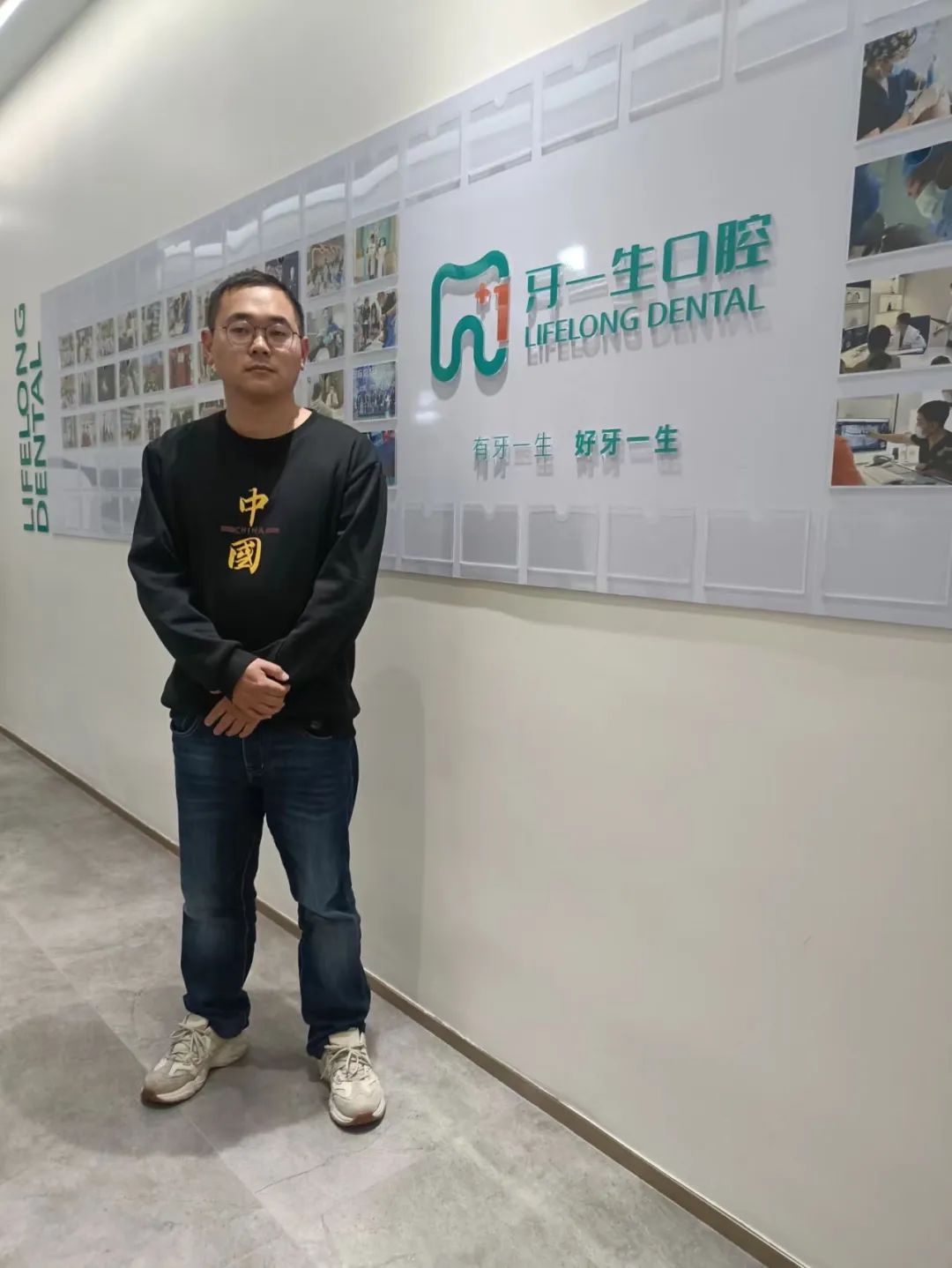 老人匍匐在地喊着救命,扶不扶?小伙的选择让网友吵翻了