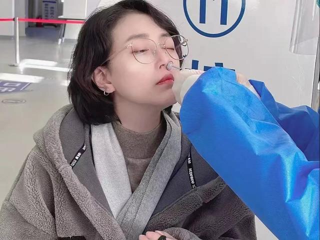 周海媚|周海媚,56岁单身独居,不婚不育有原因,猫狗双全,简单生活