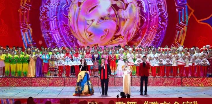 爱笑会议室|1984年春晚，“铁榔头”郎平表演砸核桃？邓丽君禁曲靠换皮过审