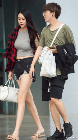 成都 “裸嫁穷男友,新婚当日看到小姑子朋友圈”没100万我不进这个门