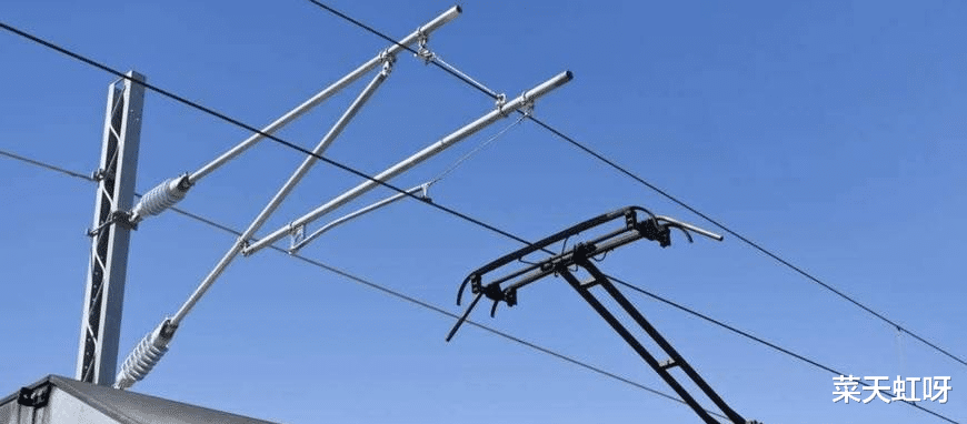 科学知识普及:火车头顶的电线为什么磨不断?