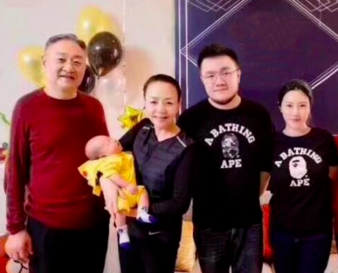 宋丹丹|宋丹丹儿子巴图：在父母离异的阴影中长大，27岁结婚儿子已满3岁