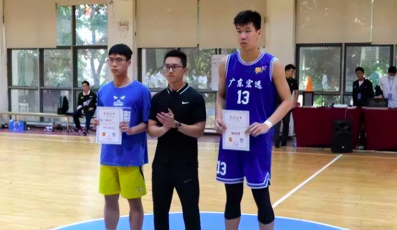 广东男篮|广东浮现周鹏接班人！身高2米05，臂展2米10，或成张镇麟一生之敌