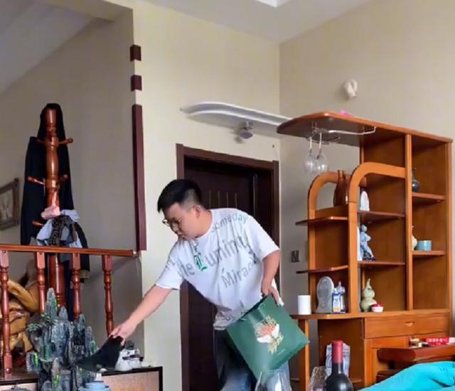 吉林一男子假装带女孩回家,妈妈看到散落衣物,随后举动让人笑哭