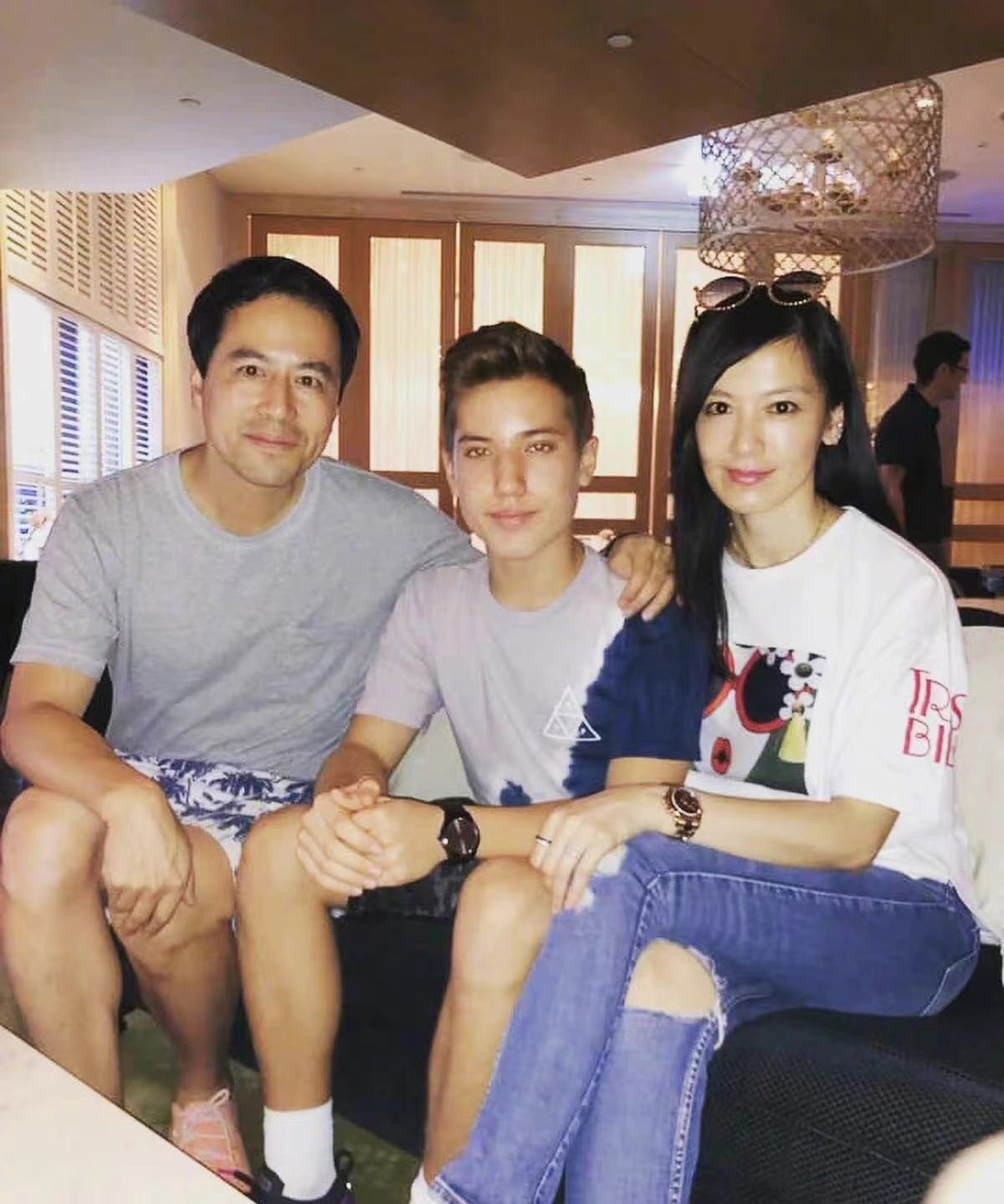 林熙蕾|林熙蕾携全家度假颜值逆龄，与富豪老公如隔代，俩女儿似妈颜值高