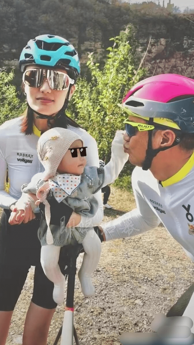 金鸡奖|51岁李亚鹏与大佬们聚餐，不断被灌酒还陪笑，头顶光秃一片超显老