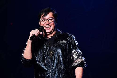 宋智雅|老当益壮，71岁谭咏麟酒店汗流浃背，“仙人跳”风波后再登春晚