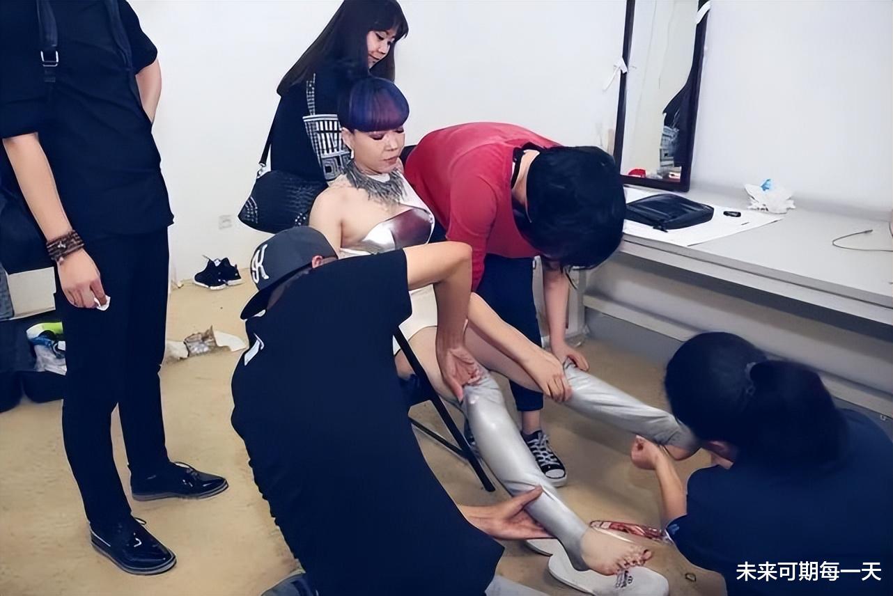 秦岚|助理跪地捧话筒，出门保镖护身，拍戏住五星级酒店，这样的明星大家还在心疼？