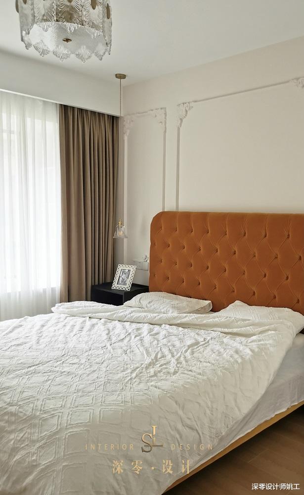 听我的准没错,小女生的卧室背景墙就用石膏线+奶咖,浪漫还温馨