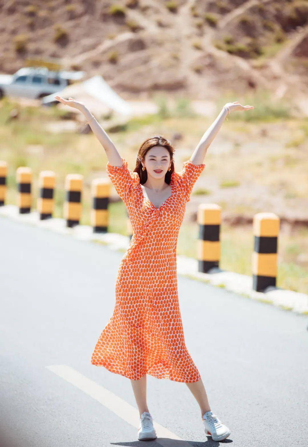 张雨绮|张雨绮带着小8岁男友,身穿薄纱裙时尚玩自驾