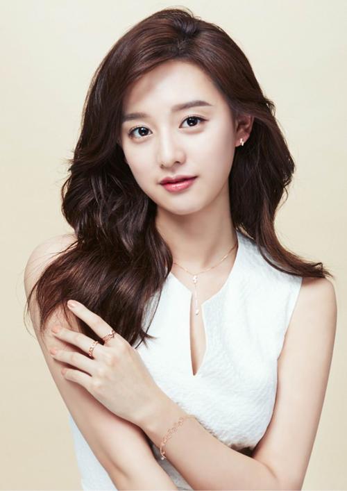 金秀贤|金智媛新剧与金秀贤饰夫妻 16岁被星探发掘入行 三流之路助其爆红