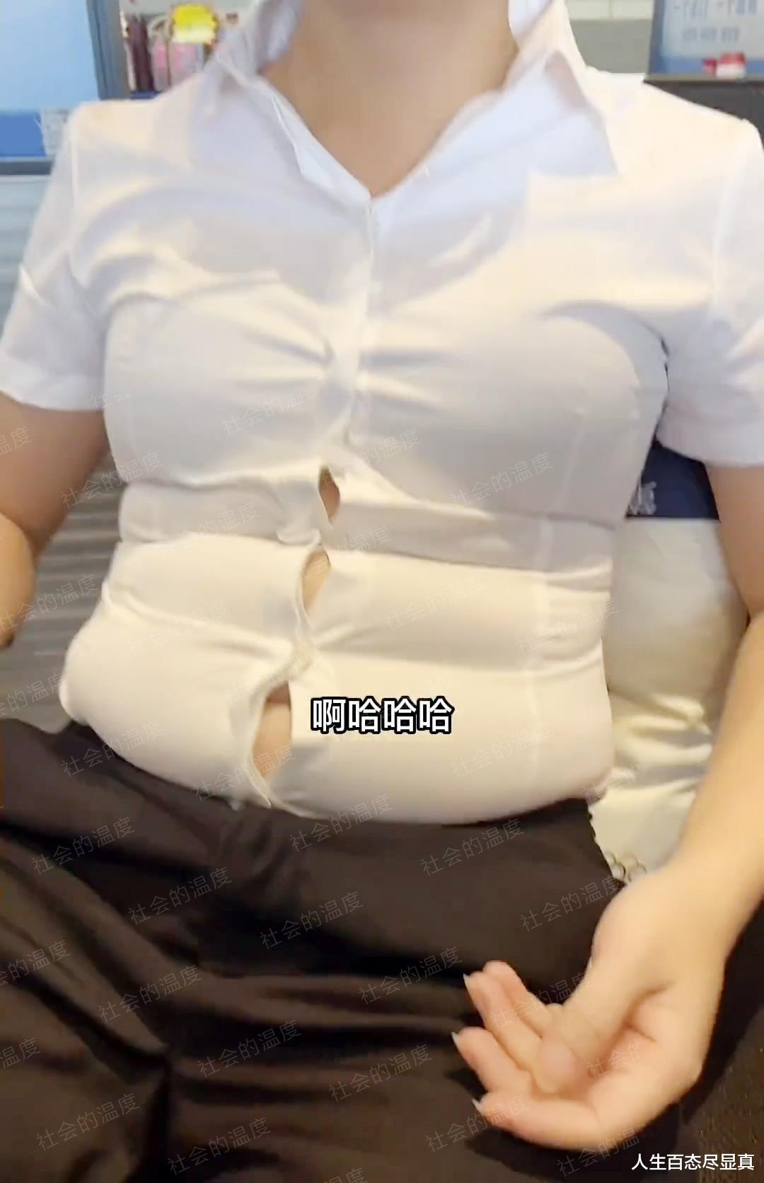 女子吃饭之后大气不敢出,衬衣扣子准备起飞,网友:自带游泳圈
