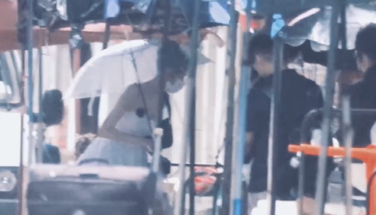 网红脸|张天爱穿吊带裙街头买菜！瘦出排骨胸皮肤白，弯腰捂胸口防止走光