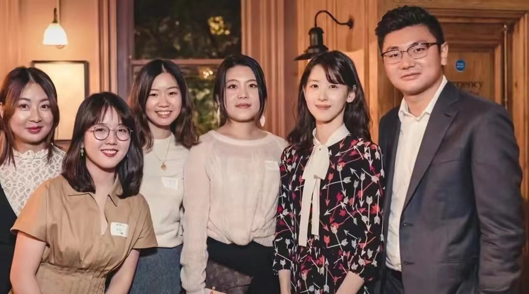 28岁章泽天模样变化大！穿大牌现身活动却好油腻，老太快不像90后