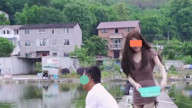 搭讪|女子相中一男子，上前搭讪男子却不理睬，她拿着男子的鱼饵就跑