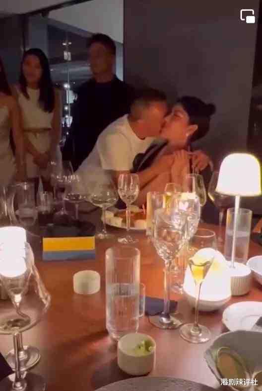 曾志伟|曾志伟与性感女模当众亲吻，引网友吐槽？女方疑是香港富豪干女儿