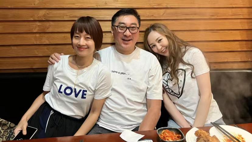 马伊琍|46岁马伊琍与富豪共餐！被男方搂怀中不避嫌，颜值依旧魅力不减