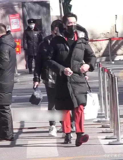 春晚|春晚四次联排：赵丽颖一笑迷人，张小斐美目顾盼，朱一龙走路生风