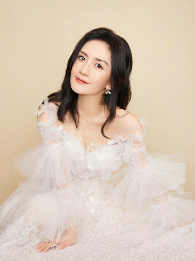 谢娜|快乐家族有机会团聚？谢娜晒与何炅背影合照：我也想你们