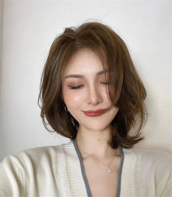 刘海 50岁后不想被人叫“大妈”，记得远离这4种发型，拉低气质还显老