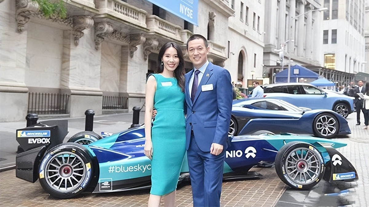 穿衣搭配|蔚来老板娘王屹芝挺会打扮，穿连衣裙端庄优雅，看着就像百亿贵妇