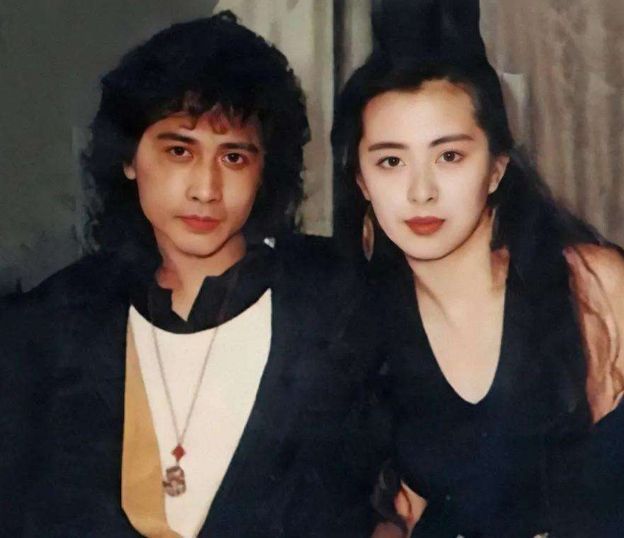 齐秦|62岁齐秦现身长沙商演，挺大肚腩卖力演唱，穿破洞牛仔裤遭吐槽