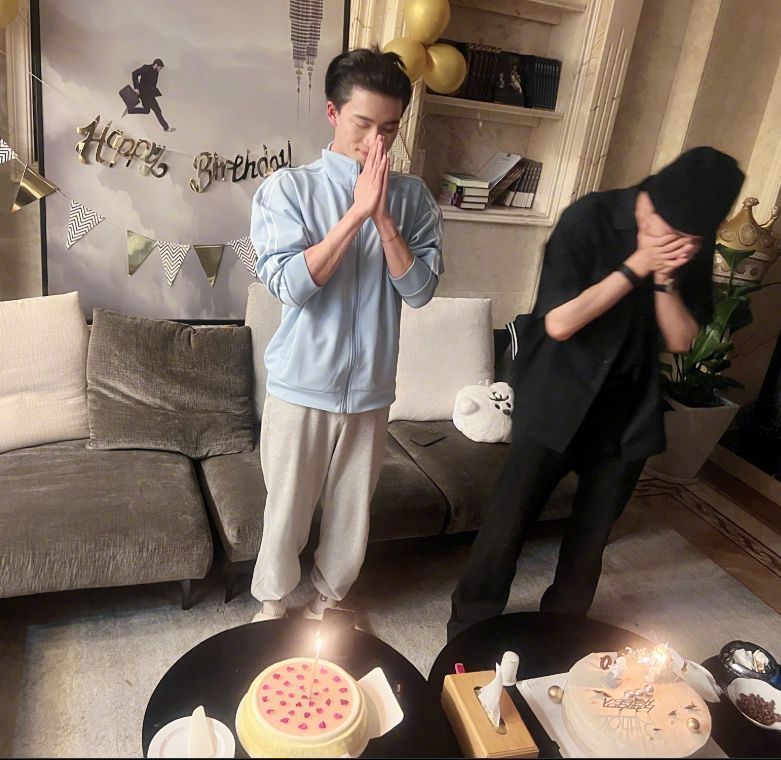 陈情令|于正为许凯王星越庆生，相差7岁看不出年龄差，景甜坐中间气质好