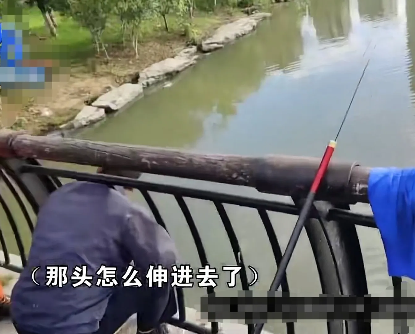 |浙江宁波，一男子钓鱼时，鱼竿不小心掉进了河里，想捡吧，河边的护栏有1米多高