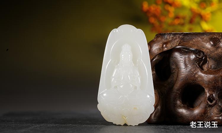 |和田玉是天地的凝魂，观之温润光华