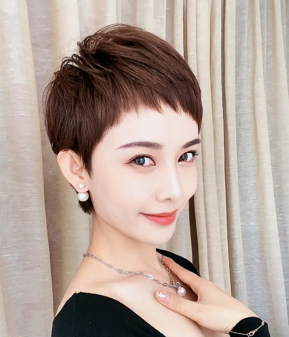 全麦面包 换来换去，还是“狗啃式”更时髦，今年这种显脸小超短发很流行