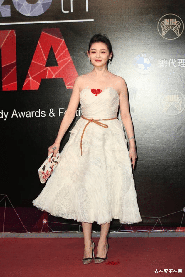 大S|大S和小S的合影引热议,虽然身材不如妹妹,却靠穿衣在气质上取胜