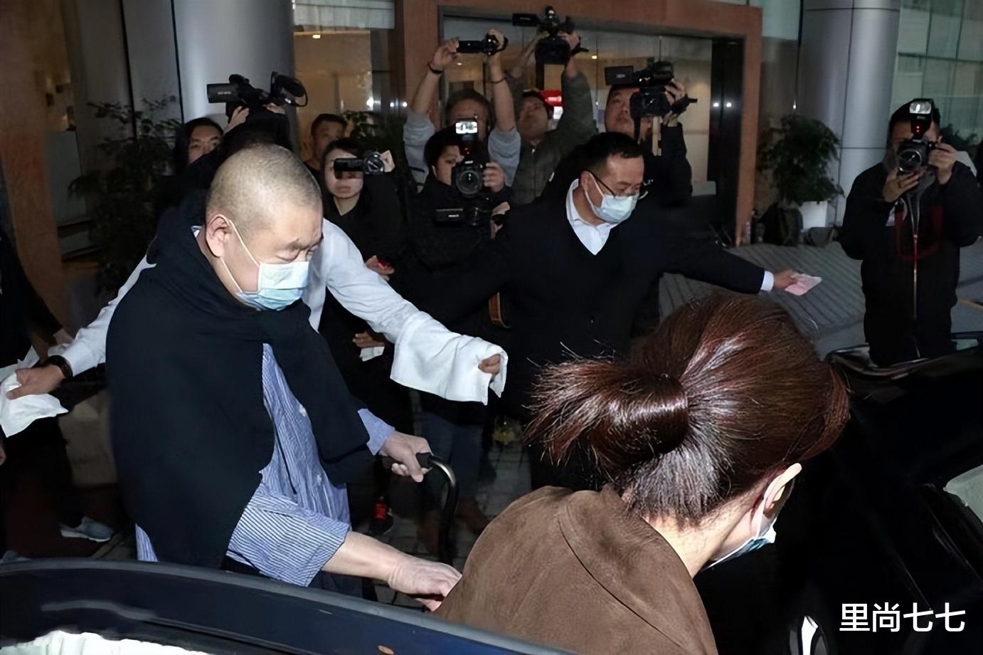 甘比|甘比贴心搀扶大刘,表情疲倦忽视打扮,灰扑扑着装看不出百亿身家